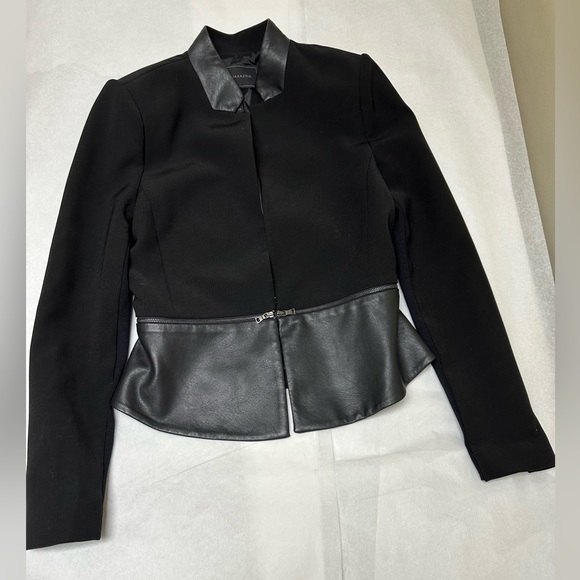 BCBG black faux/leather blazer
BCBGMaxAzriađź–¤ - Picture 3 of 10